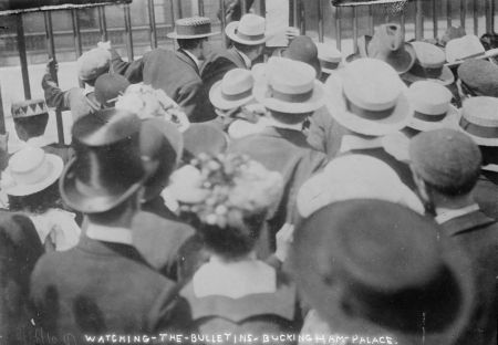 early 1900s photo Watching the bulletins, Buckingham  