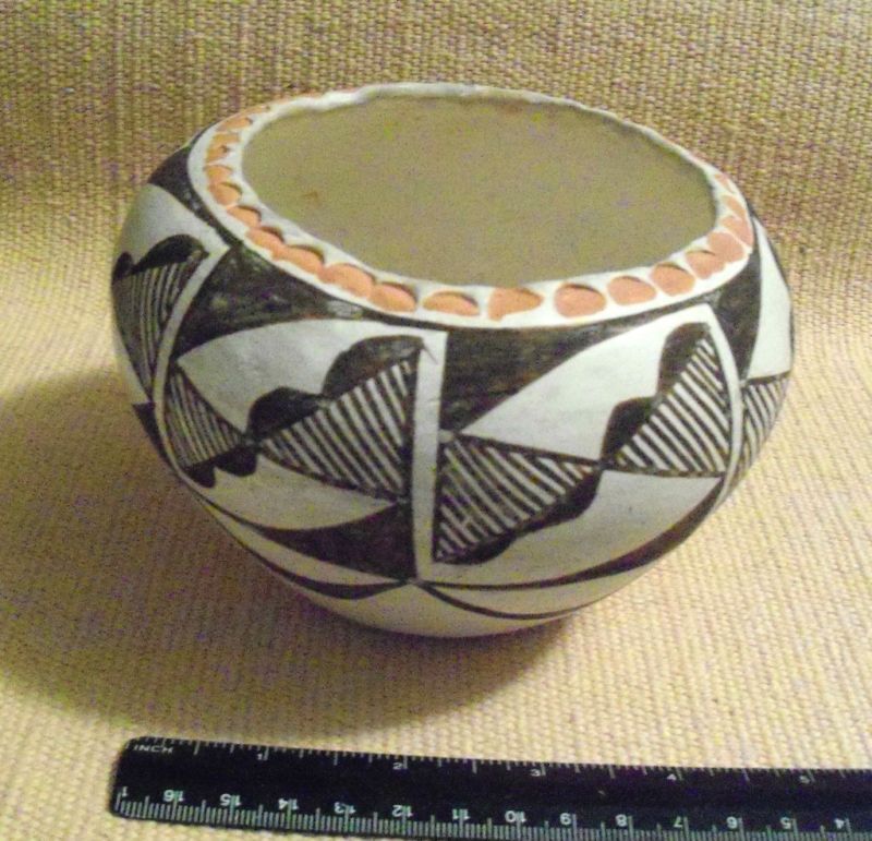 Acoma pot, Traditional, Pie crust, 1950s, D Chino  