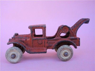 AN ANTIQUE CAST IRON TOY TOW TRUCK STAMPED ARCADE IN GOOD ALL ORIGINAL 