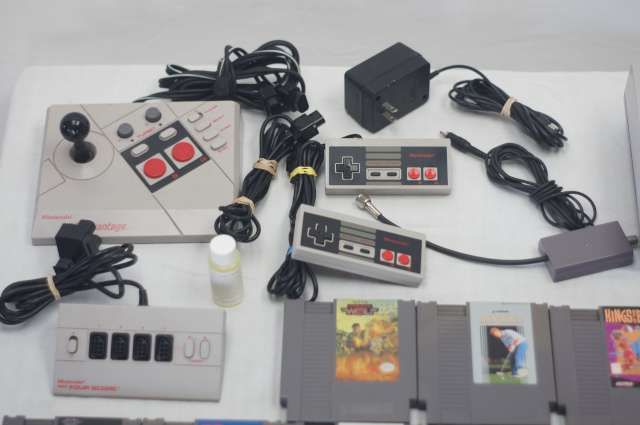 Nintendo NES Entertainment System Bundle Control Deck + 27 Games 